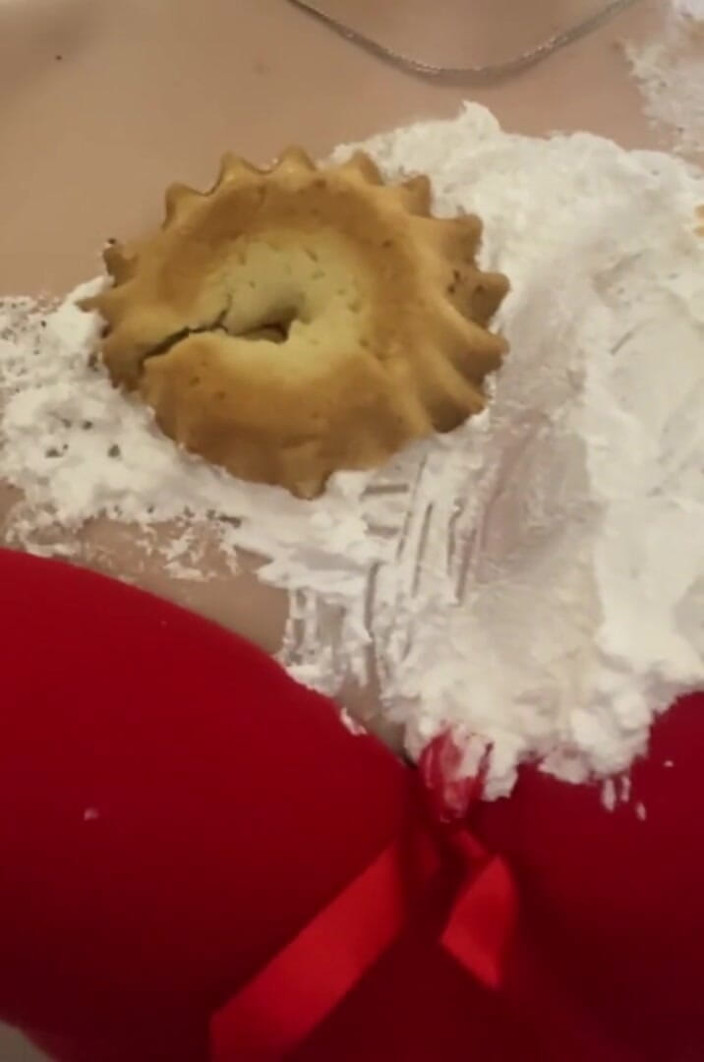 Monnycka: Joli gâteau sur les seins