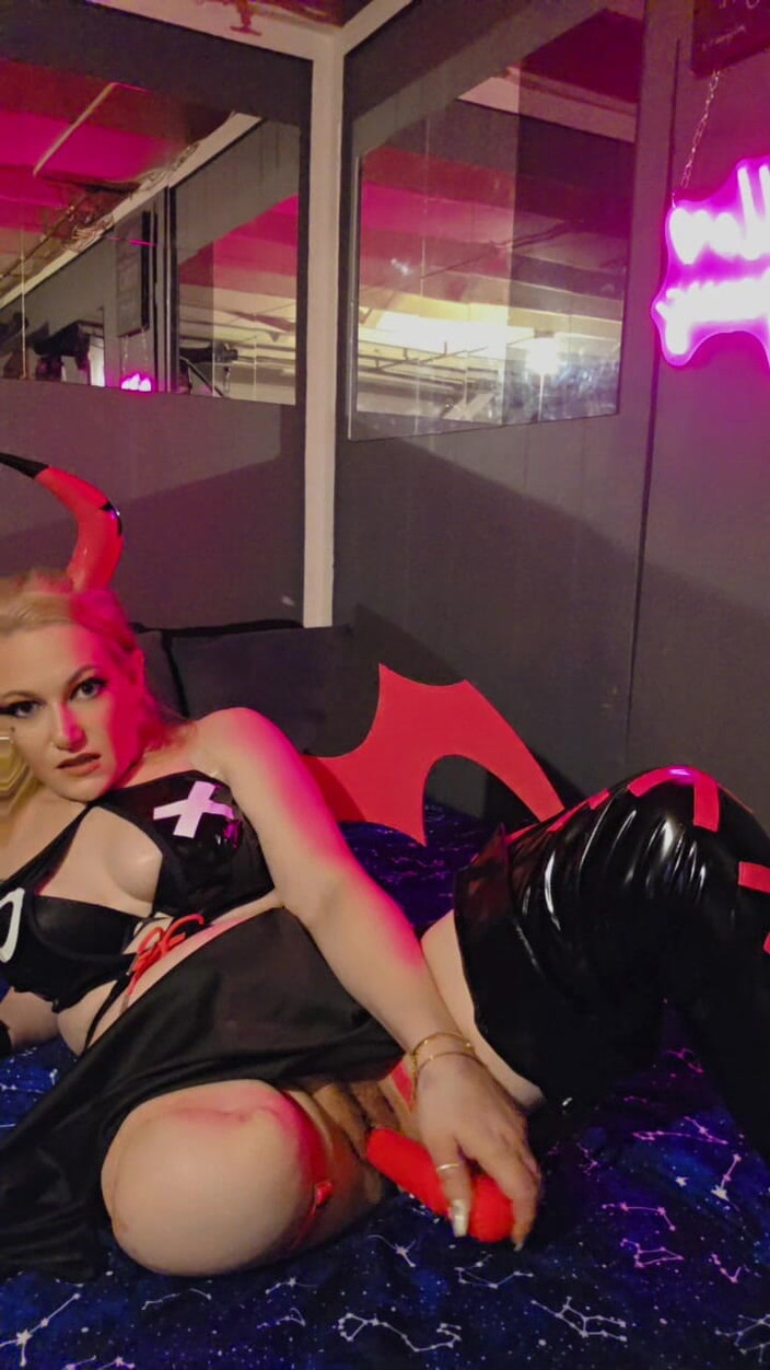 Lesley Love: Blonde Ak Amputierte Masturbiert Und Kommt Mit Nacktem Stumpf, Ahegao...