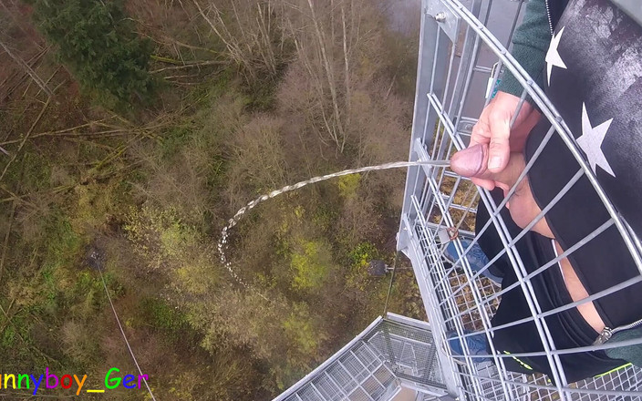 Funnyboy-Ger: Я пісяю на вулиці з дуже публічної оглядової вежі, а потім мастурбую своїм пенісом і маю великі яйця.