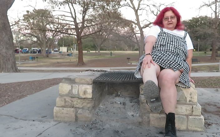 BBW nurse Vicki adventures with friends: Grając Domme w parku stomping ashes from the fire