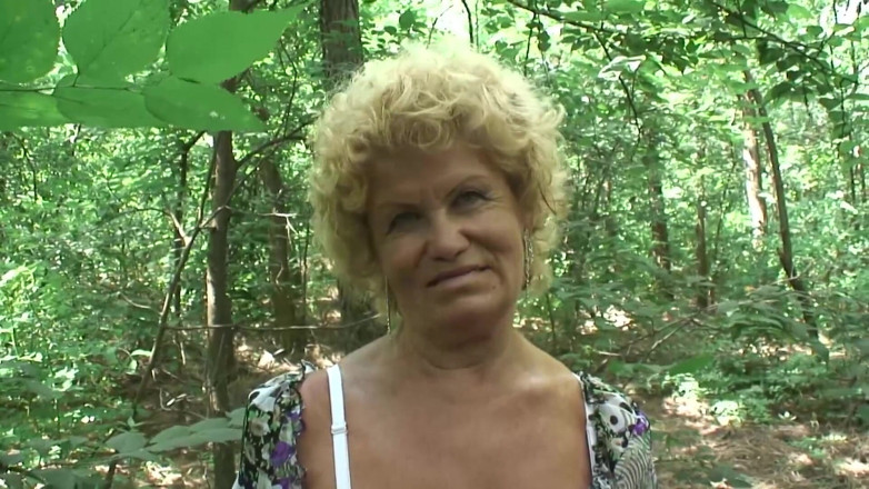 Mature Climax - 100% Mature Videos: Si blonde matang berbulu melompat pada di luar rumah