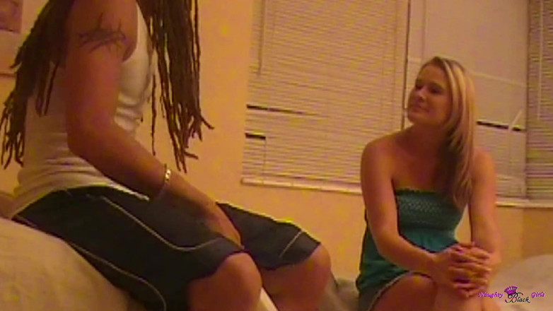 Naughty Black Girls: Ambos são tímidos demais para iniciar qualquer coisa interracial, mas...