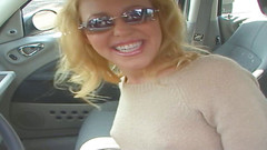 Lucky Cooch: Malá blondýnka s kozami je ošukaná velkým černým pérem