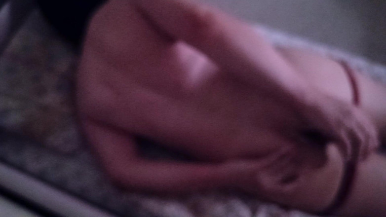 Robert Douglas: Estoy en la cama, masturbándome el culo