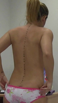 Sasha2 spanking-maschine - nackte rücken-peitsche