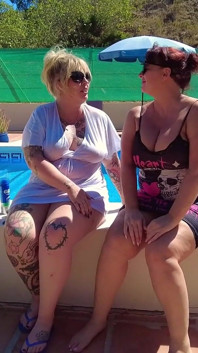 Rasatura della figa a bordo piscina