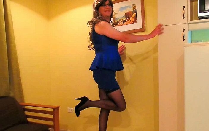 HectorChile1969: Crossdresser Fernanda Gomez v jejích modrých šatech