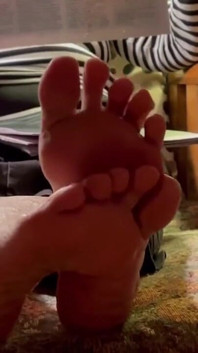 Stepmom Shows Candid Soles Ignores Me