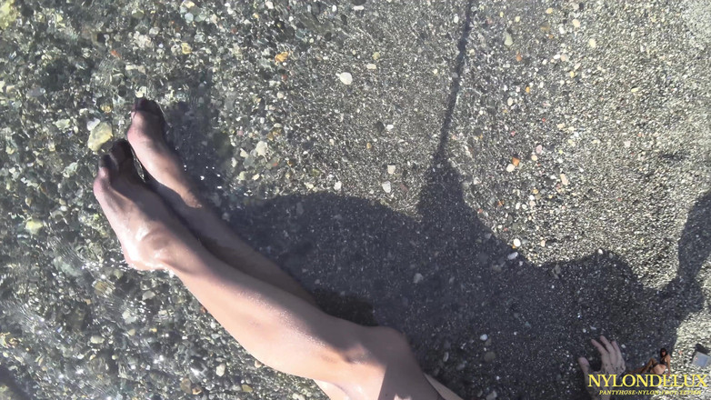 Nylondelux: Fétiche en forme sur la plage 4k
