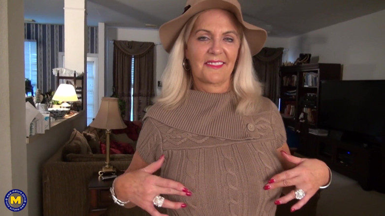 Mature Solo NL: Big titted mature lady loves playing with sex toys