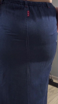 MILF秘書にジーンズスカートTeases目に見えるパンティーライン