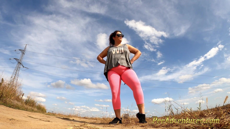 Pee Adventures: Gadis gemuk kencing banyak banget di balik celana ketatnya