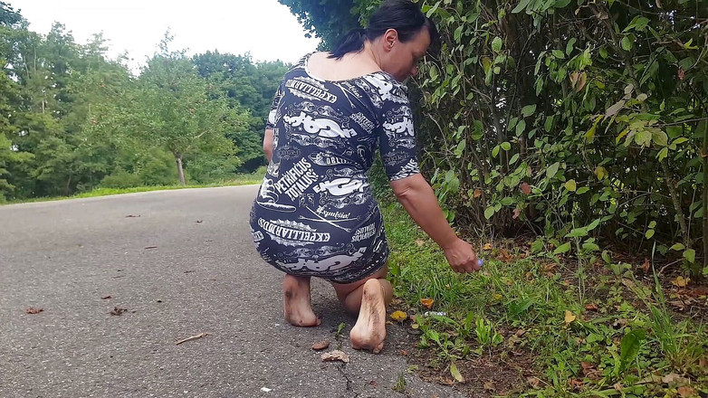 Yvette xtreme: La chica descalza en la calle