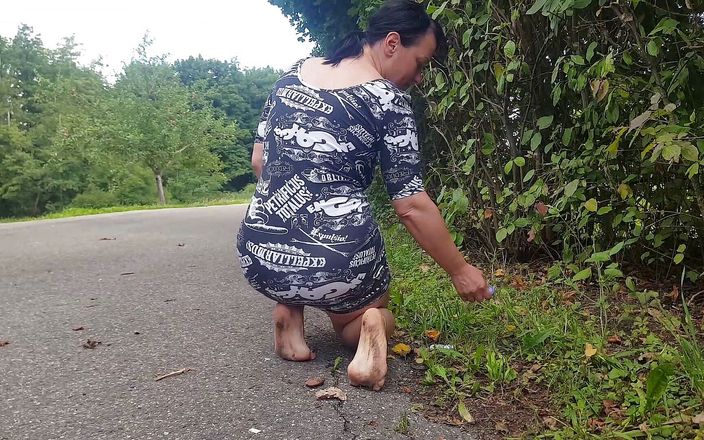 Yvette xtreme: Cô gái đi chân trần trên đường phố