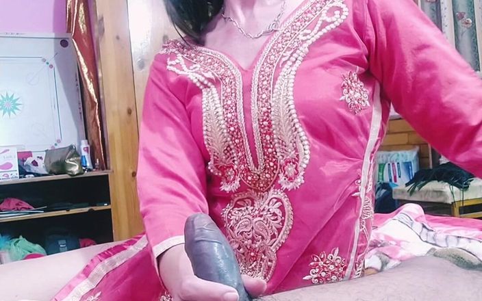 Bolly Karma: Slutty MILF med mjuka händer tar väl hand om BBC