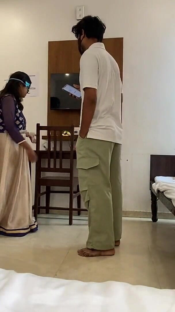 Pinkididi: क्या होटल में और कमरे नहीं हैं? मुझे अपनी सौतेली मम्मी के साथ बिस्तर साझा करना है