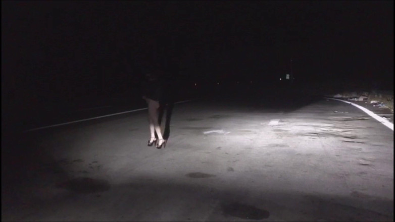 SusyTrav_AnalQueen: Puta camina fetiche vestida al costado de la carretera casi...