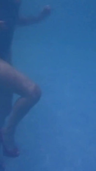 Schwimmen und spielen in Pvc Mac, latex und High Heels