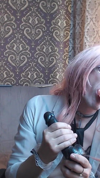Chupa um vibrador de uma máquina de foder