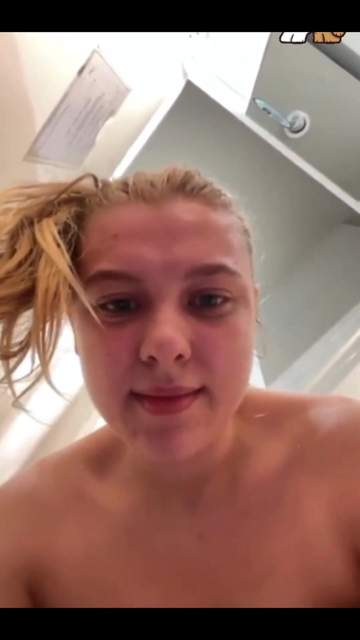 JuiceLussie: Muschi in der Öffentlichkeit fingern