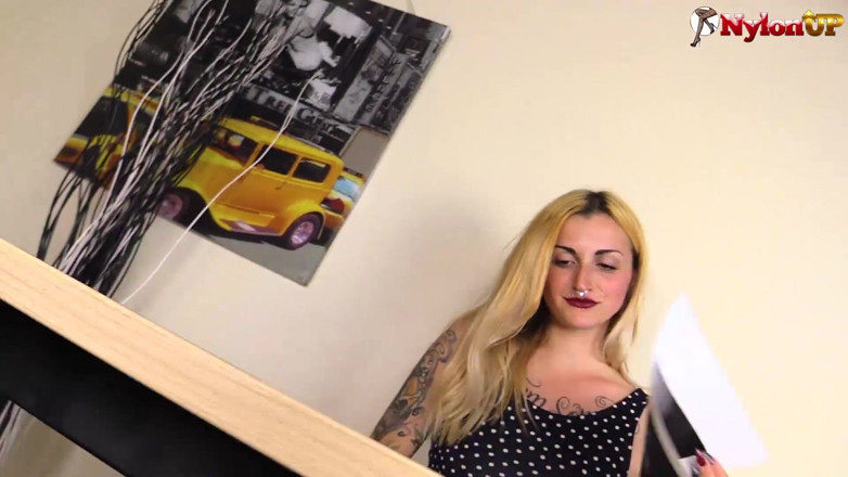 FootFetish Girls With Sex Toys and Nylons: La bionda tatuata ama giocare con i suoi piedi bagnati