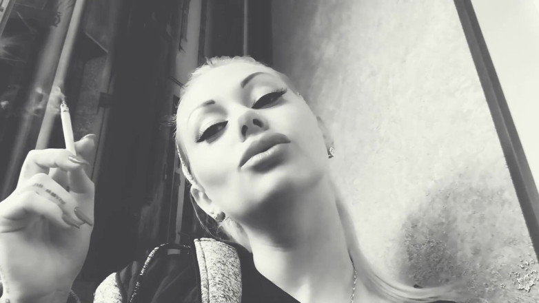 Goddess Misha Goldy: Totale raucherisierung