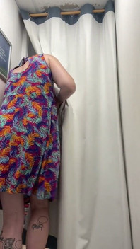 Striptease en una tienda mientras me desnudo para probarme vestidos y un top bikini