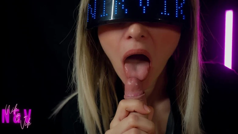 NikAndVik: Yberpunk girl suger girigt all sperma ur hennes fan
