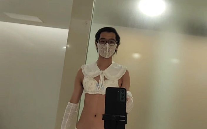 NotAFuta: 公衆トイレでかわいい女装者の露出狂の射精