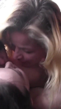 Juliette March apresenta sua nova amiga gostosa à namorada.