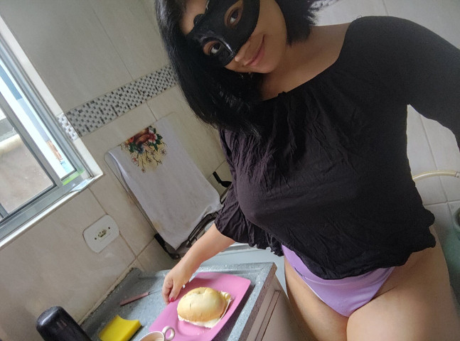 making your breakfast (Zayra pink)