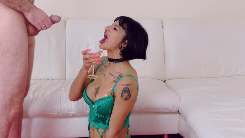 RealTobyDick: La puttana anale beve piscio dorata
