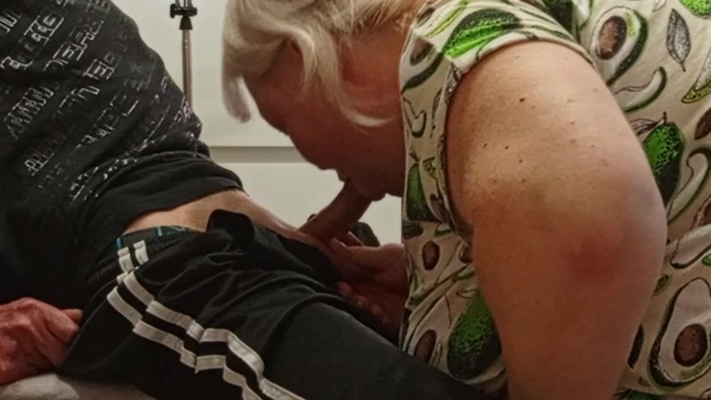 Zona901: Ibu tiriku lagi asik nyepong kontolku sampai aku crot di...