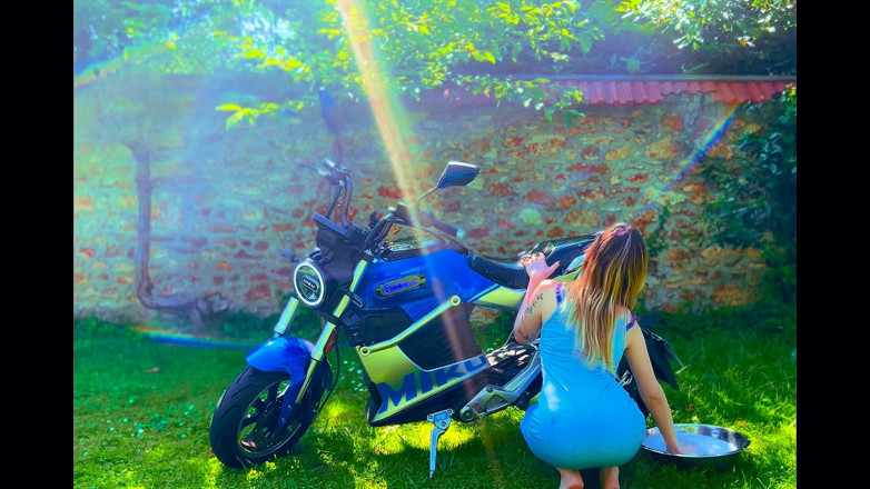 Stellafatale: Menggosok pepek motosikal – usik basah &amp; orgasme