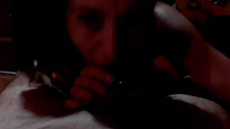 Marian sofar: Dia mengisapnya seperti gila dengan kontol lain di pantatnya