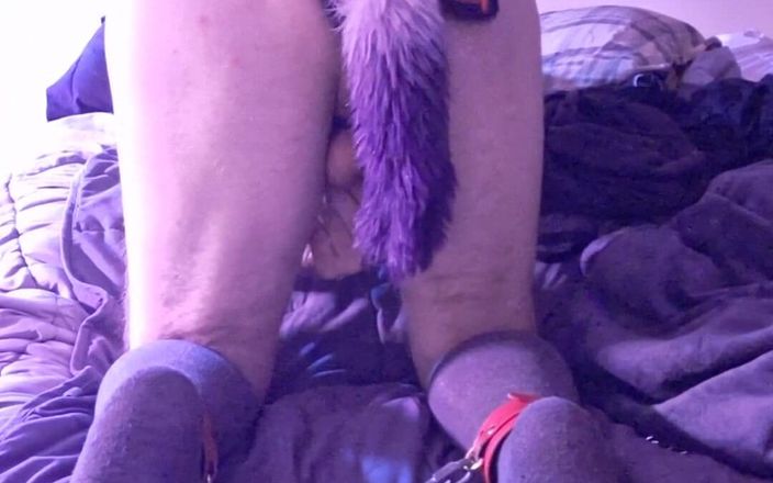Robert48569: Nagi mężczyzna w skarpetkach, łańcuchach bondage, zaciskach do sutków i masturbacji...