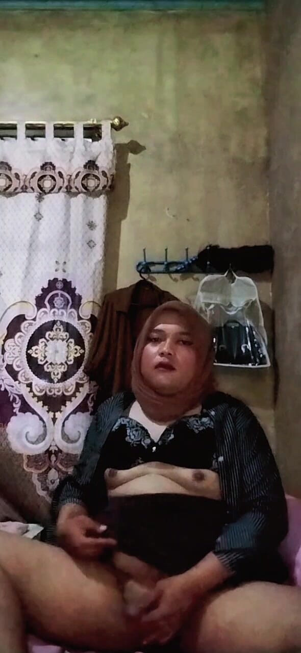 Ivvy Crossdresser: 출근하기 전에 발정난 히잡 쉬멜