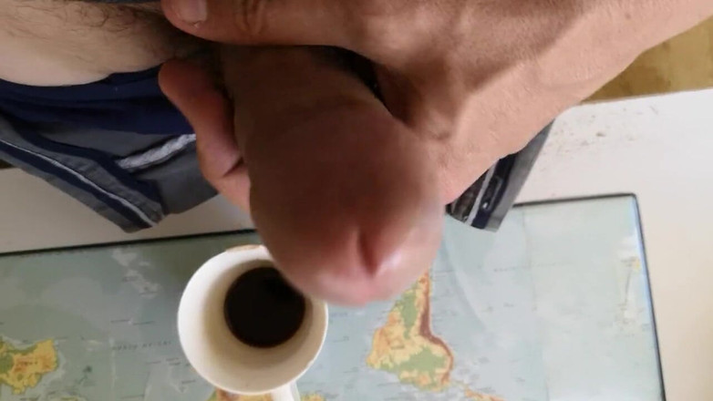 Rafael Torreano: Heißer typ wichst, um etwas milch in seinen kaffee zu...