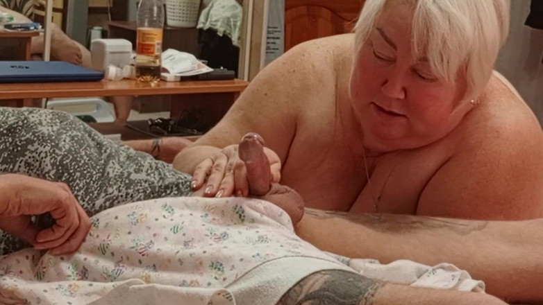 Zona901: Ibu tiriku bantuin aku crot dengan nyepong kontolku