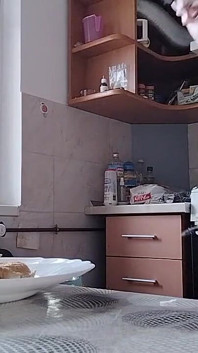Âm hộ tóc nâu rậm lông, bộ ngực to, người phụ nữ có lông gợi cảm trong nhà bếp. Mẹ kế gợi cảm, âm hộ đầy lông
