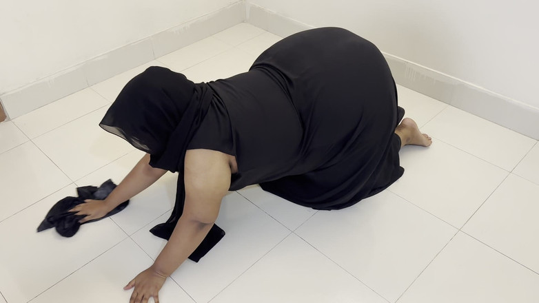 Aria Mia: Muçulmana árabe gordinha madrasta fodida por estranho - peitos grandes e bunda...