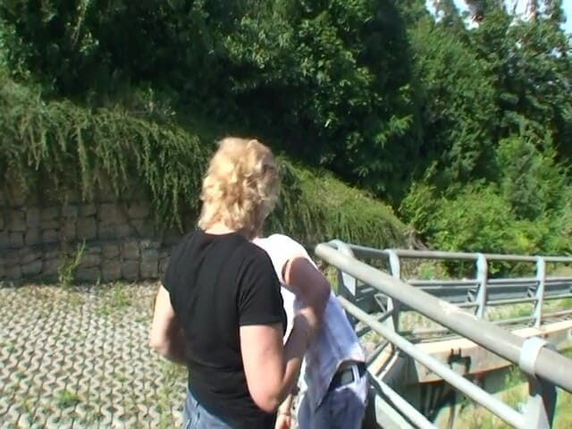 Xfucks: Blonde rijpe vrouw hard geneukt aan de kant van de...