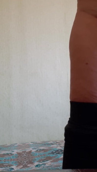 Když nejsme doma, naše hospodyně masturbuje