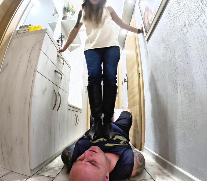 Mistressyammyboots: Son visage sous la botte - plaisir sans pitié