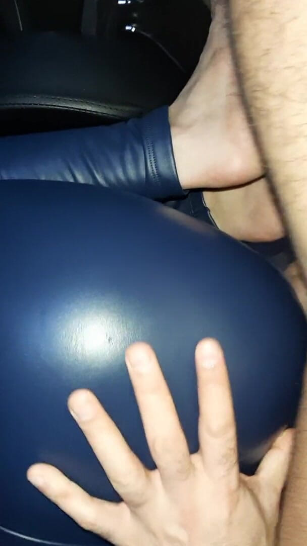 Shiny leather assfuck: Culo lucido scopata in pantaloni di lattice blu