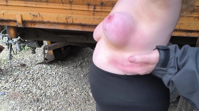 Bouncy Tits Action: Escursionismo nudo mentre frusto le tette