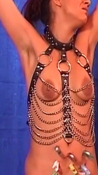Mamă sexy brunetă matură legată și legată în lanțuri