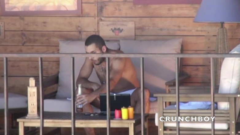 STRAIGHT BOY CURIOUS: Straigth orso arabo mostra il suo enorme cazzo in esibizione...