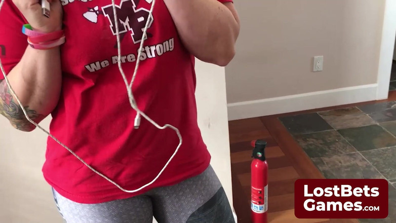 Lost Bets Games: 她在生日那天紧张地站在纹身院外面