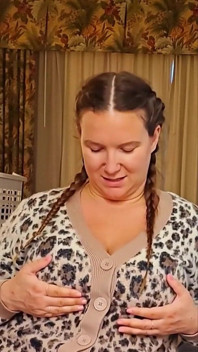 Mi dueño de 36 años me demandó jugar con mis tetas en casa y en público en suéteres fetiche. Con mucho gusto la obedecí masajeando mis grandes tetas